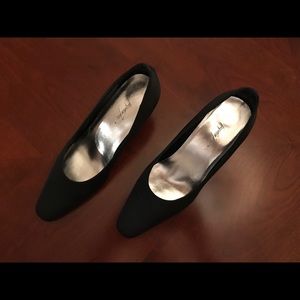 Jacqueline Ferrar Black Dress Shoes. Size 7.